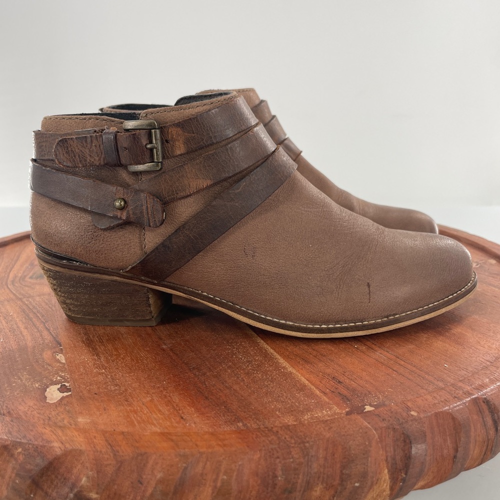Steve Madden Rembany brown taupe leather ankle booties size 8